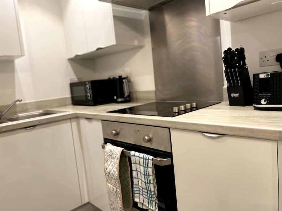 City Centered 2 Bed Serviced Apartment- Sherpa Homes Swindon Eksteriør billede